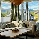 Modern Cabin, Great View, Sunny, 2ba, 4br בית נופש *