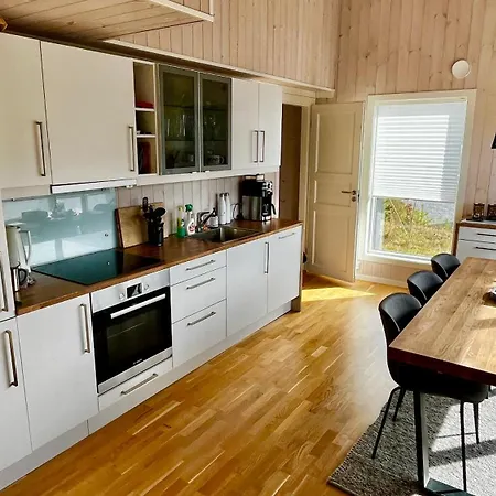 Modern Cabin, Great View, Sunny, 2ba, 4br