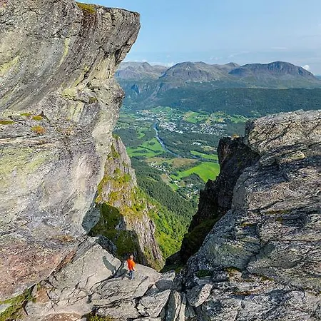 Modern Cabin, Great View, Sunny, 2ba, 4br