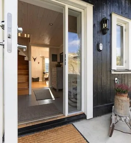 Modern Cabin, Great View, Sunny, 2ba, 4br *