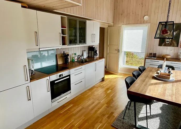Modern Cabin, Great View, Sunny, 2ba, 4br