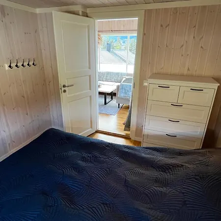 Modern Cabin, Great View, Sunny, 2ba, 4br Holiday home